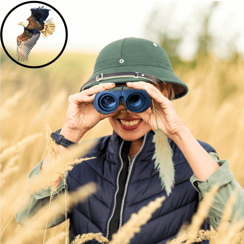 Femme souriante observant la nature avec les jumelles Capella 10x25, dans un champ doré, avec un gros plan d’un rapace en plein vol.
